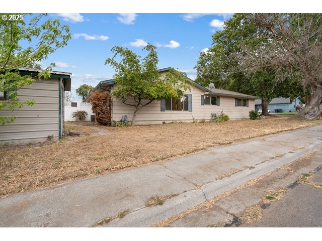 370 West Moore Avenue Hermiston, OR 97838 - Photo 24 of 32 a view of a house with a patio