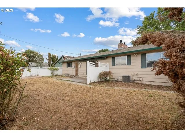 a view of a house with a backyard