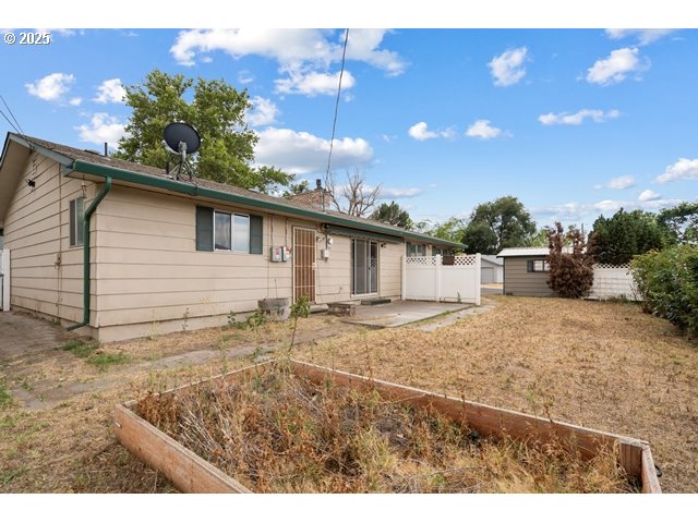 370 West Moore Avenue Hermiston, OR 97838 - Photo 28 of 32 a view of a house with a patio