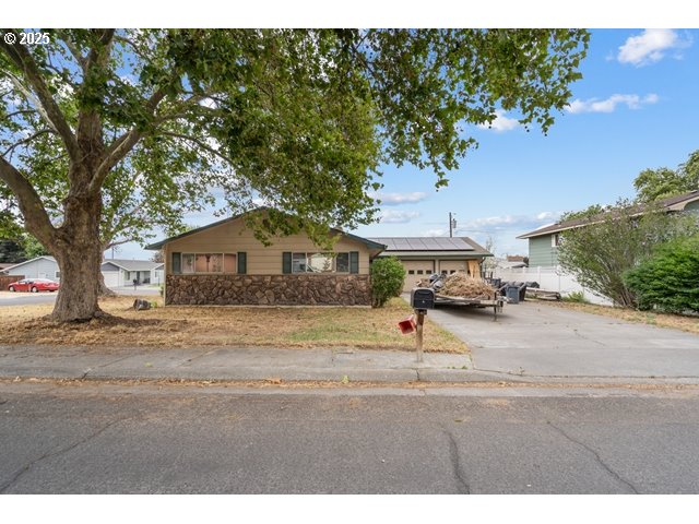 370 West Moore Avenue Hermiston, OR 97838 - Photo 31 of 32 a car parked on the side of the road
