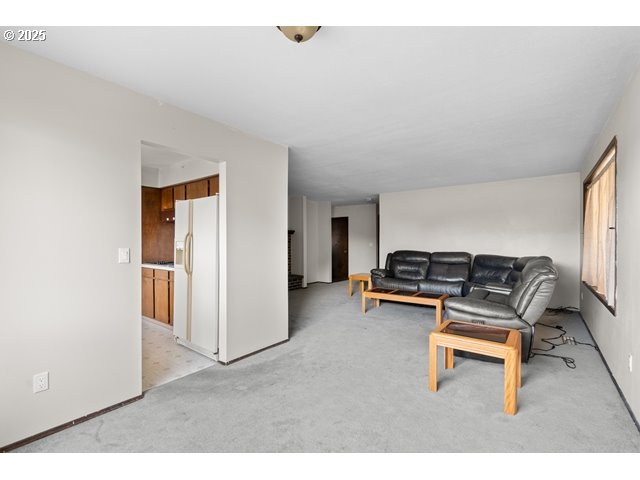 370 West Moore Avenue Hermiston, OR 97838 - Photo 7 of 32 a living room with a couch and a table