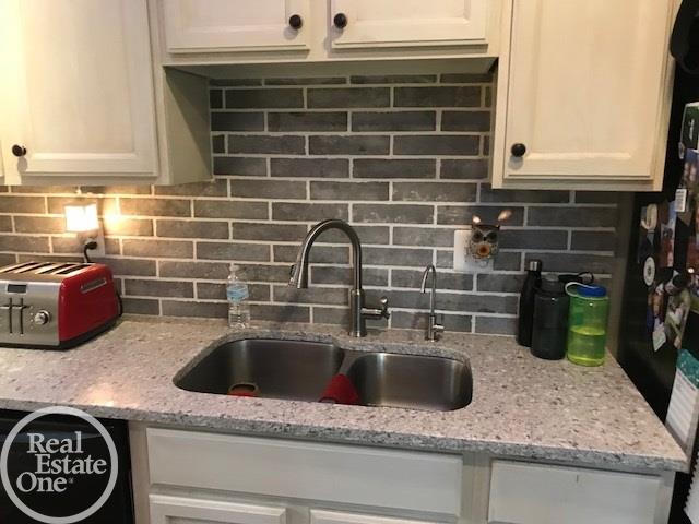 54985 Ridge Road New Baltimore, MI 48047 - Photo 17 of 42 31357341-16.JPG