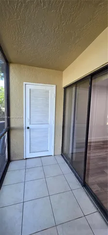 a view of entryway with an empty room