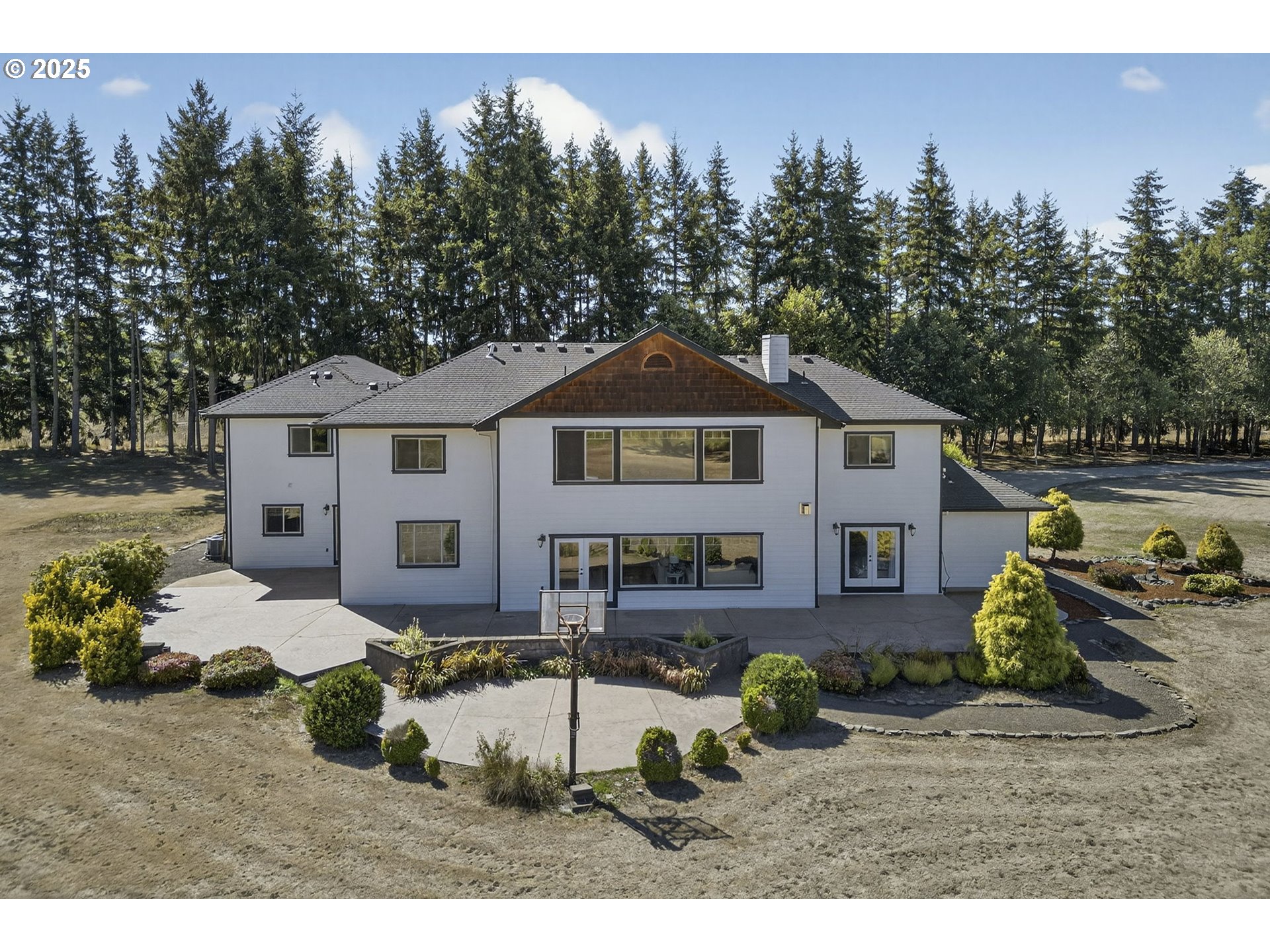 15047 South Macksburg Road Mulino, OR 97042 - Photo 8 of 48 a front view of a house with garden
