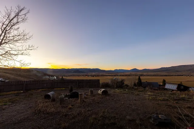 a view of a back yard