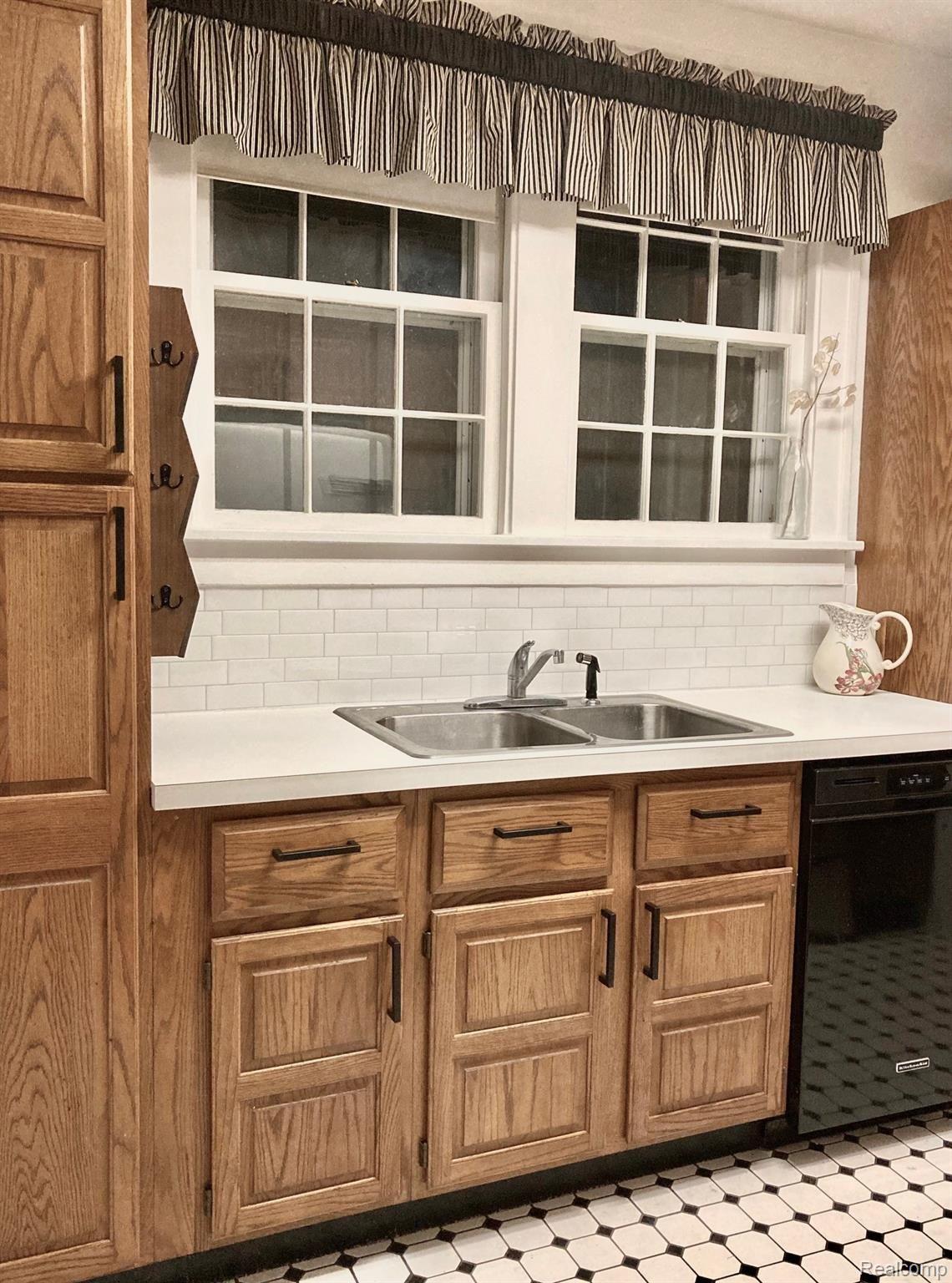 4493 Lapeer Road Burton, MI 48509 - Photo 10 of 39 10.jpg