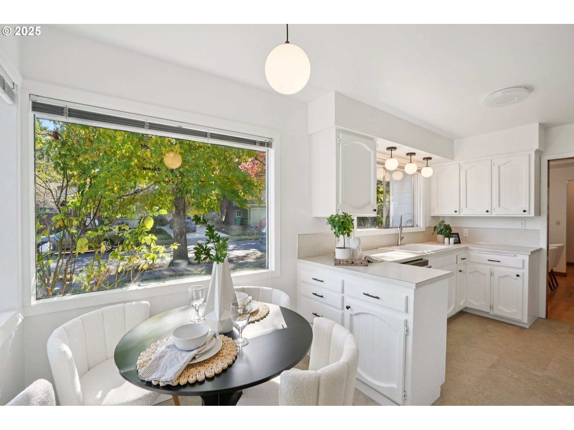 11851 Southeast Madison Street Portland, OR 97216 - Photo 16 of 47 Kitchen/Nook