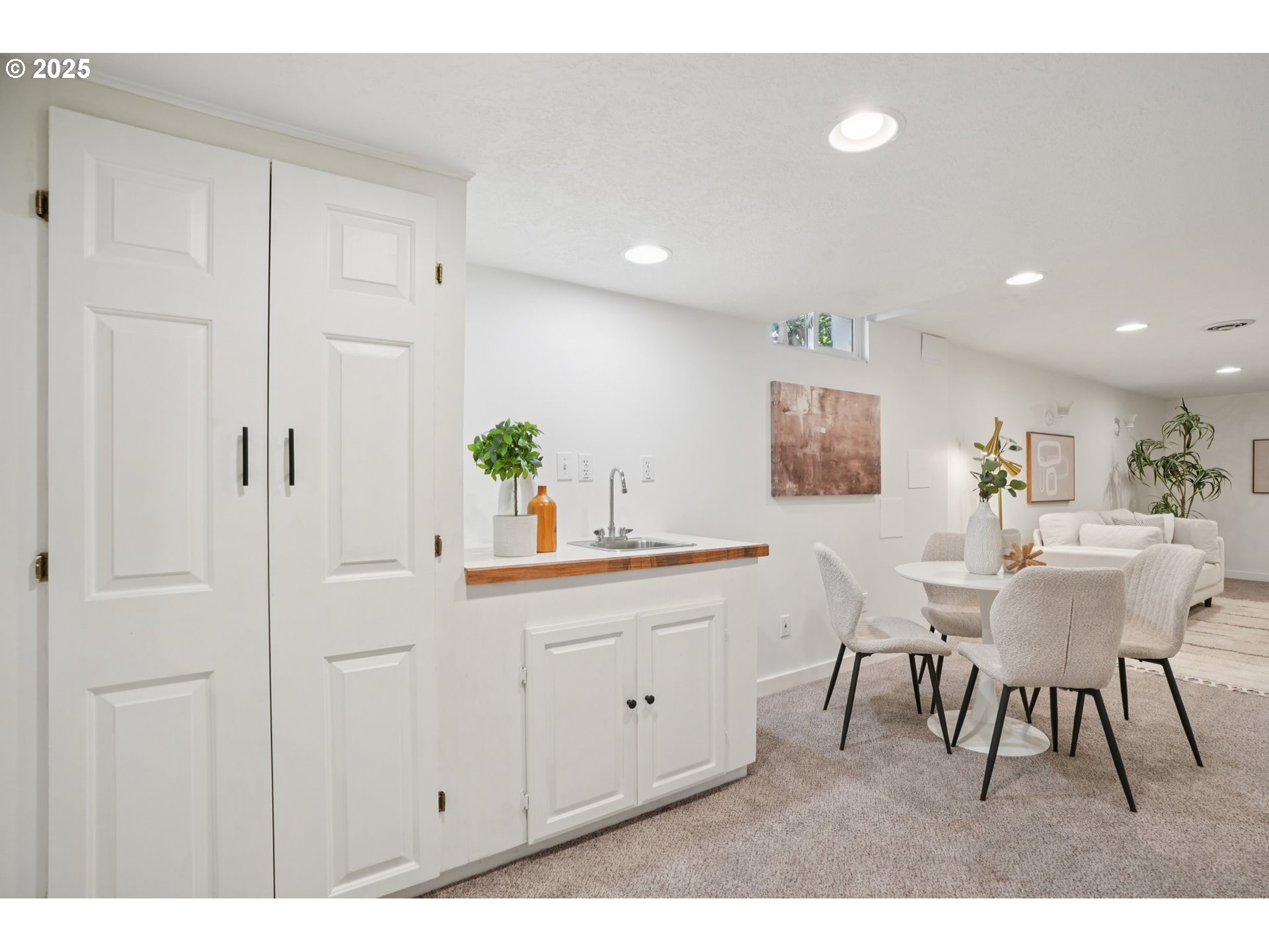 11851 Southeast Madison Street Portland, OR 97216 - Photo 24 of 47 Kitchen/Dining Room