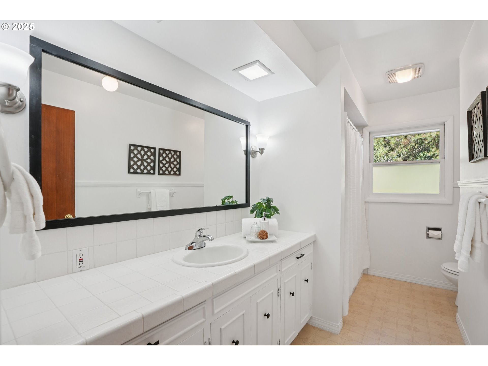 11851 Southeast Madison Street Portland, OR 97216 - Photo 26 of 47 Bathroom