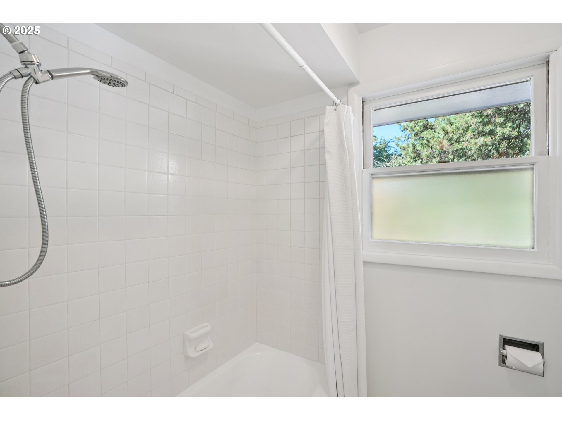 11851 Southeast Madison Street Portland, OR 97216 - Photo 27 of 47 Bathroom