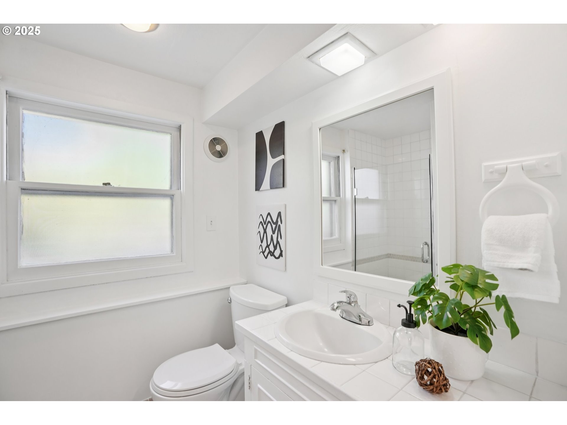 11851 Southeast Madison Street Portland, OR 97216 - Photo 32 of 47 Bathroom