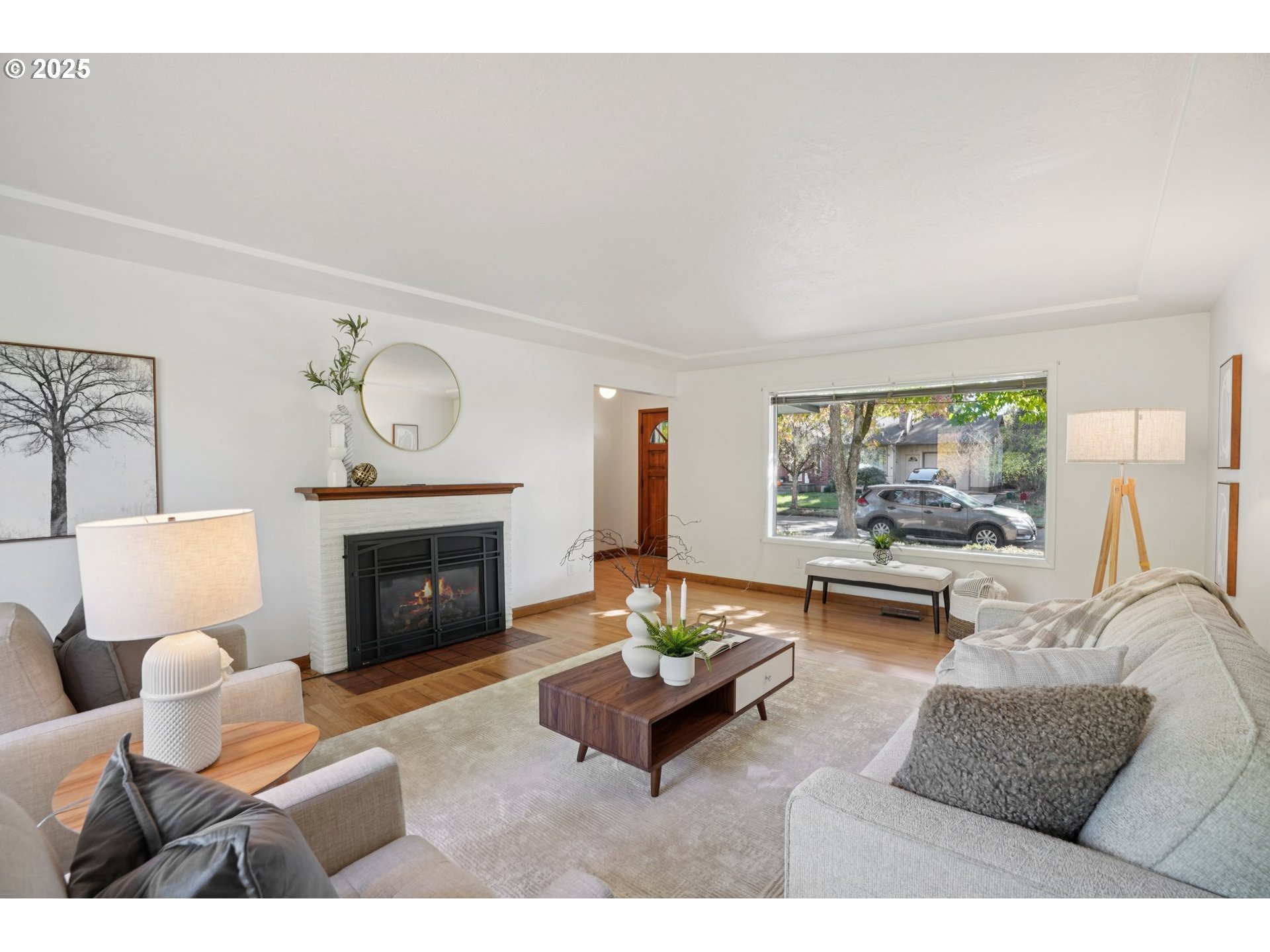 11851 Southeast Madison Street Portland, OR 97216 - Photo 5 of 47 Living Room