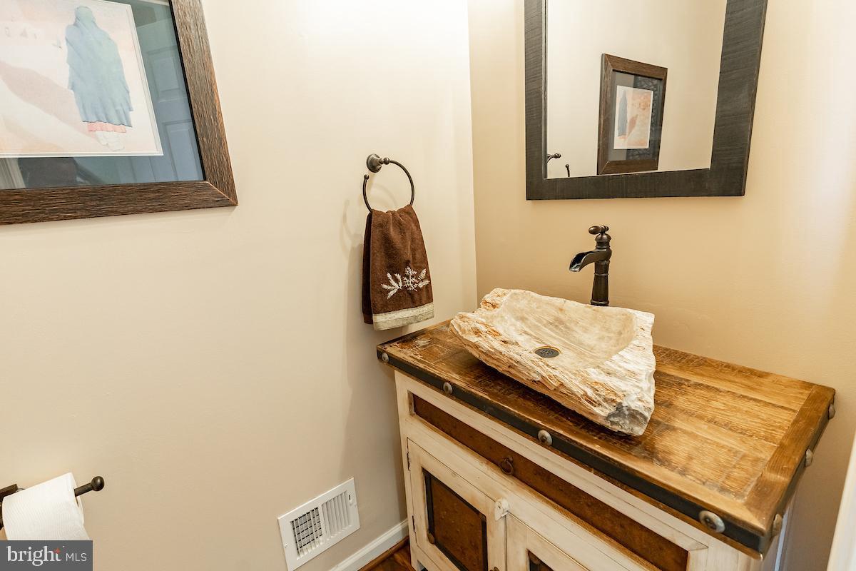 40506 Banshee Drive Leesburg, VA 20175 - Photo 15 of 36 Main level powder room