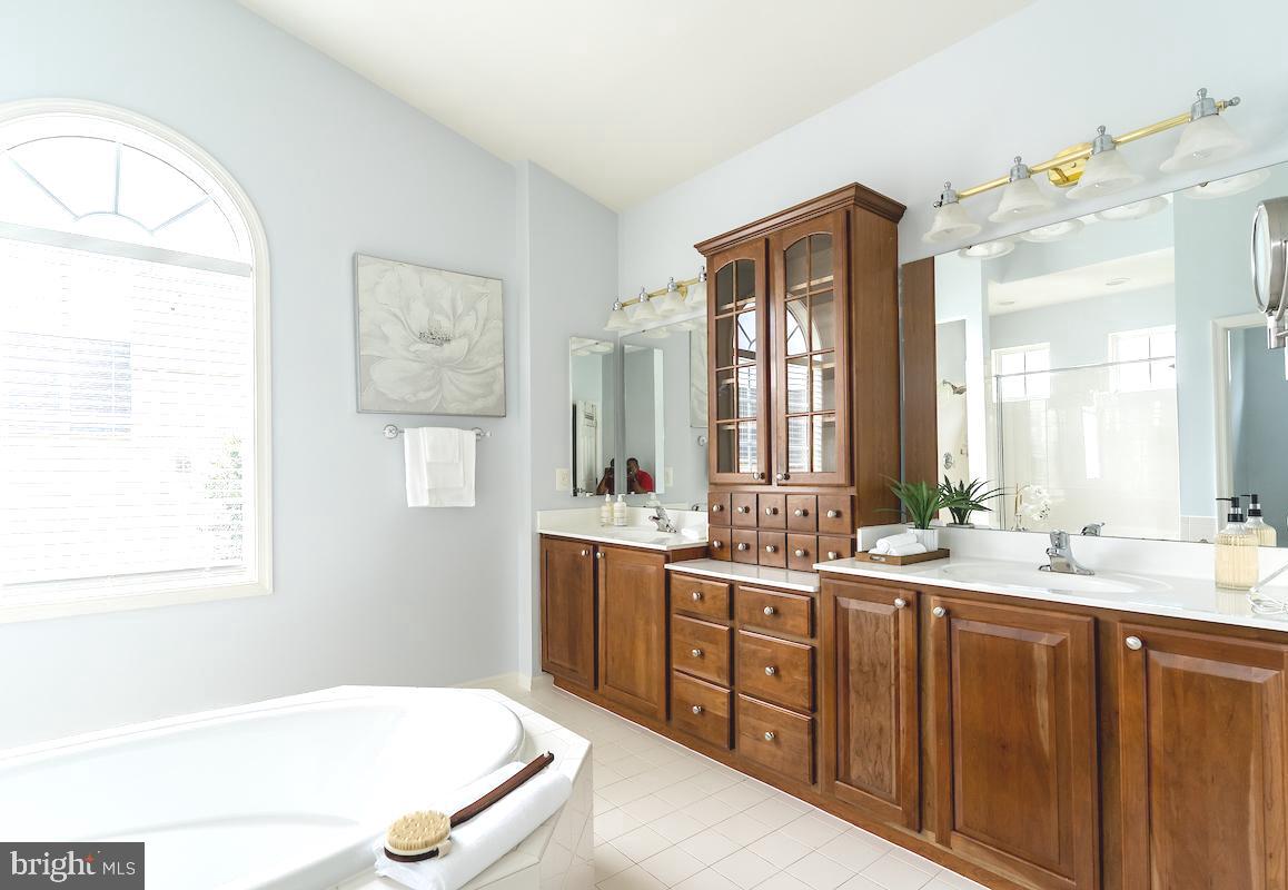 40506 Banshee Drive Leesburg, VA 20175 - Photo 20 of 36 Primary en-suite bathroom with dual sinks