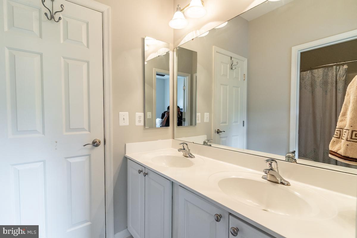 40506 Banshee Drive Leesburg, VA 20175 - Photo 24 of 36 Jack and Jill bath with 2 sinks