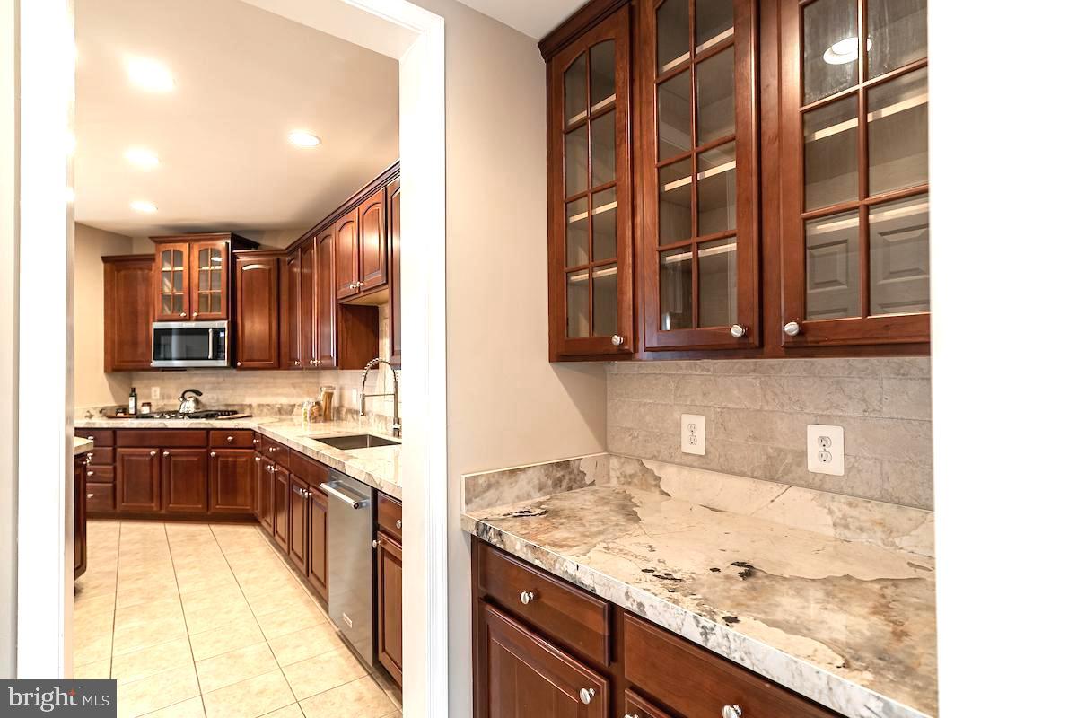 40506 Banshee Drive Leesburg, VA 20175 - Photo 7 of 36 Butler's Pantry