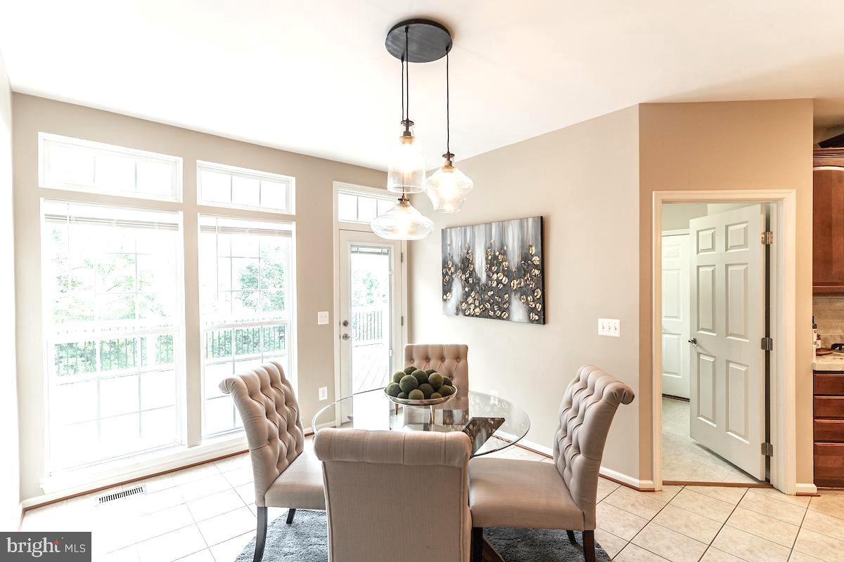 40506 Banshee Drive Leesburg, VA 20175 - Photo 8 of 36 Eat-in kitchen overlooking the deck and backyard