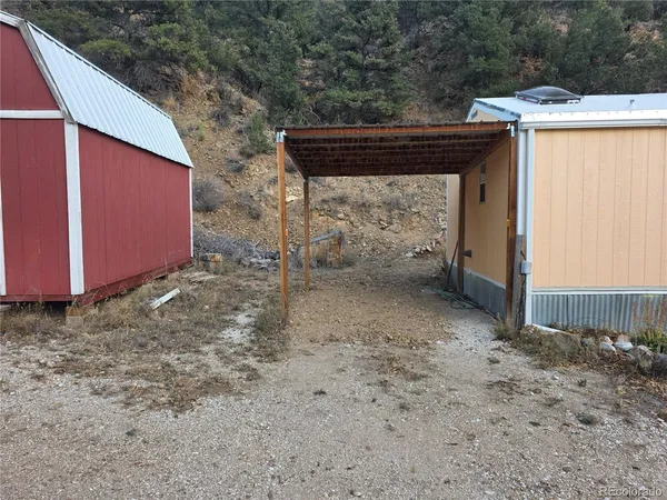 a view of a backyard
