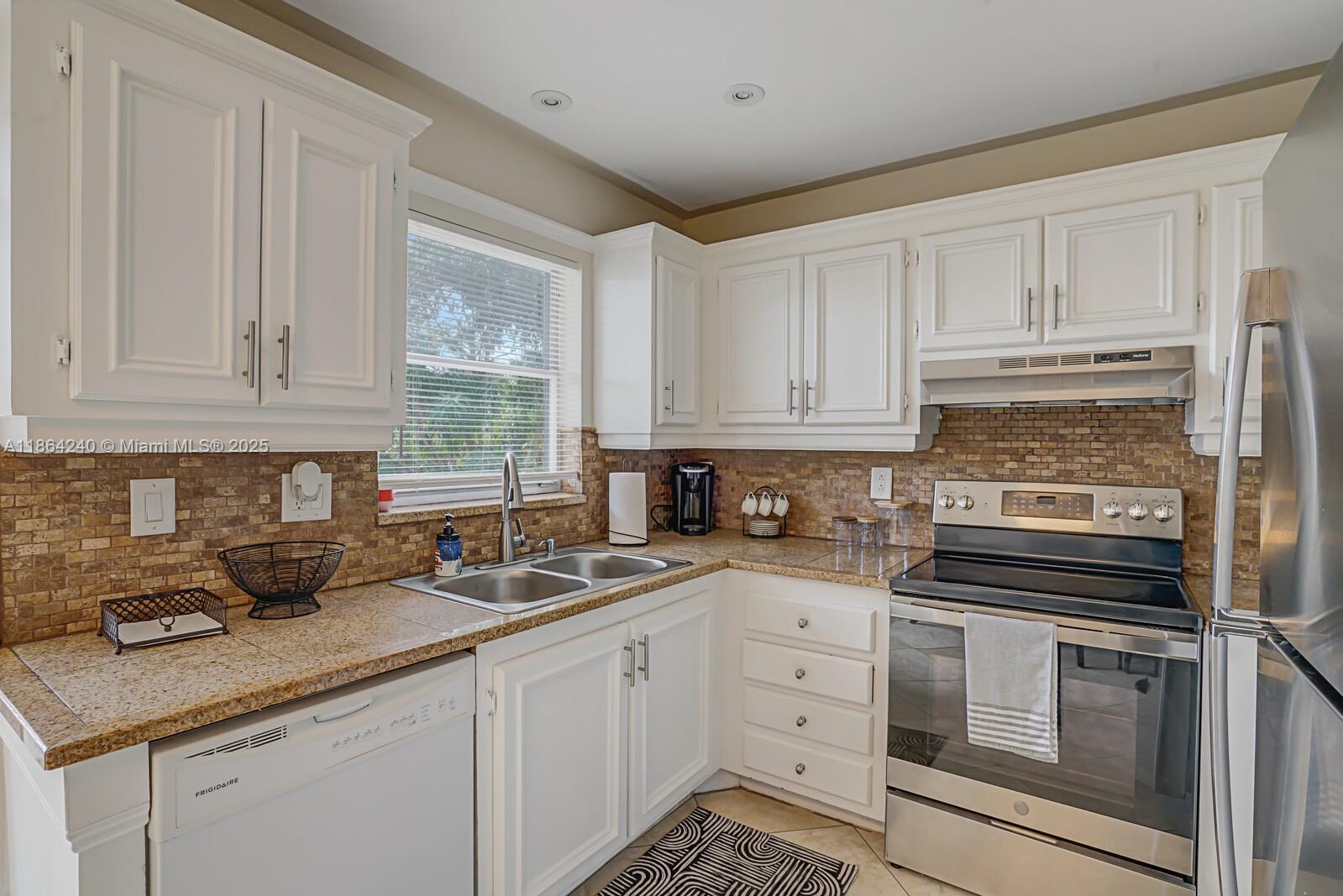 222 Southwest 1st Street, Unit H7 Pompano Beach, FL 33060 - Photo 11 of 24