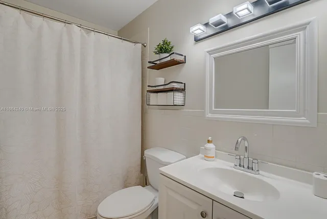 $1,850 | 222 Southwest 1st Street, Unit H7, Pompano Beach, FL 33060