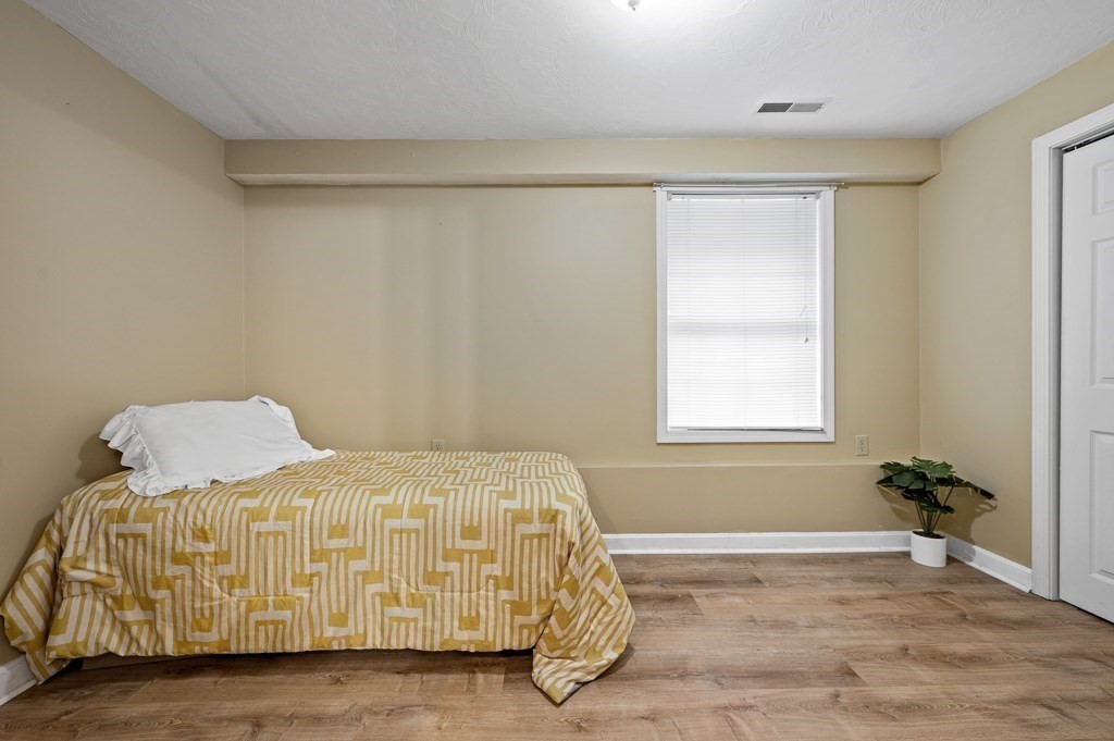 1 Hatfield Street, Unit 3 Worcester, MA 01604 - Photo 18 of 23 a bedroom with a bed and a window