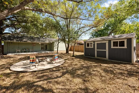 a view of a house with backyard