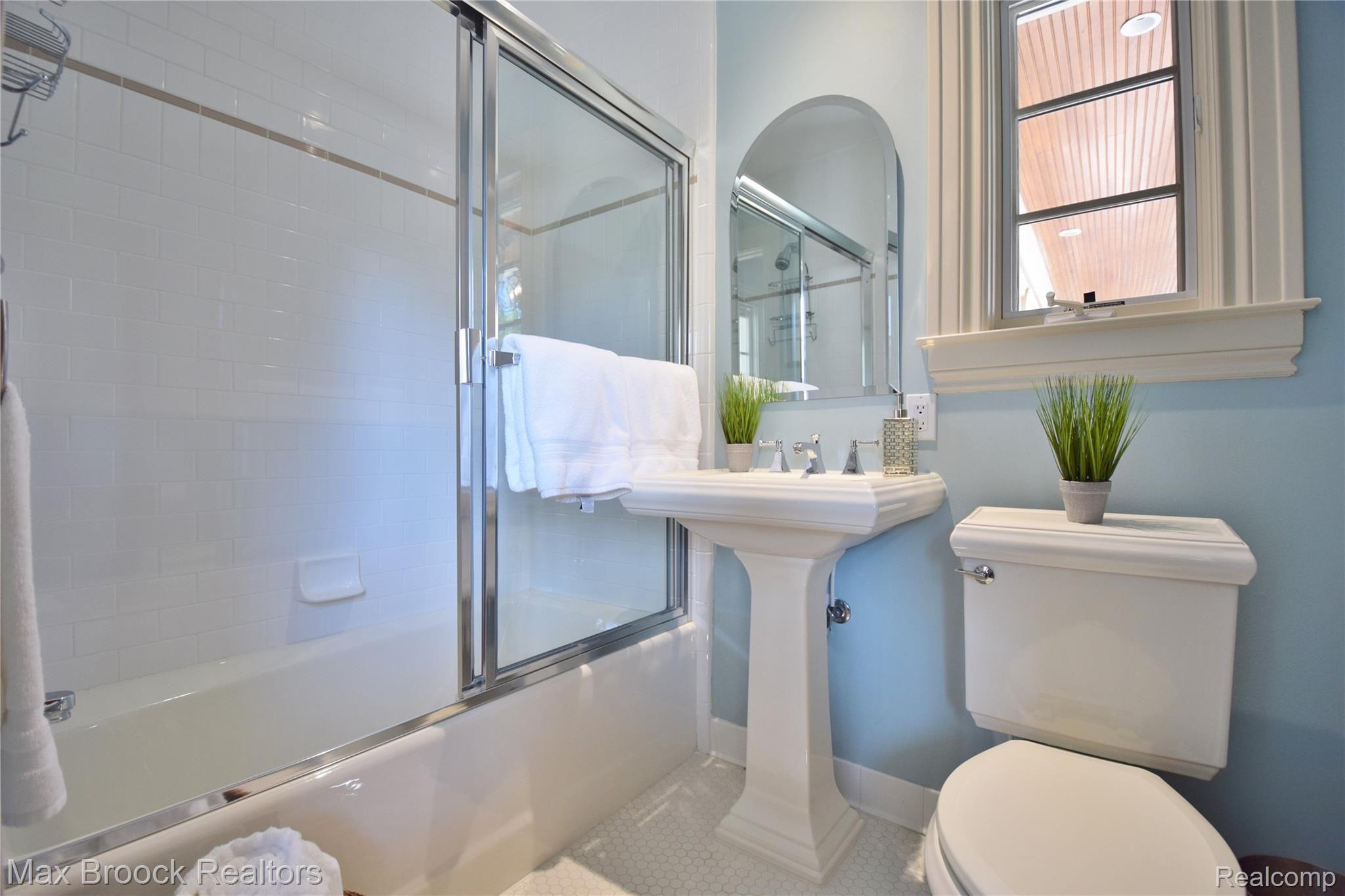 31825 Evergreen Road Franklin, MI 48025 - Photo 30 of 60 entry level suite bath .JPG