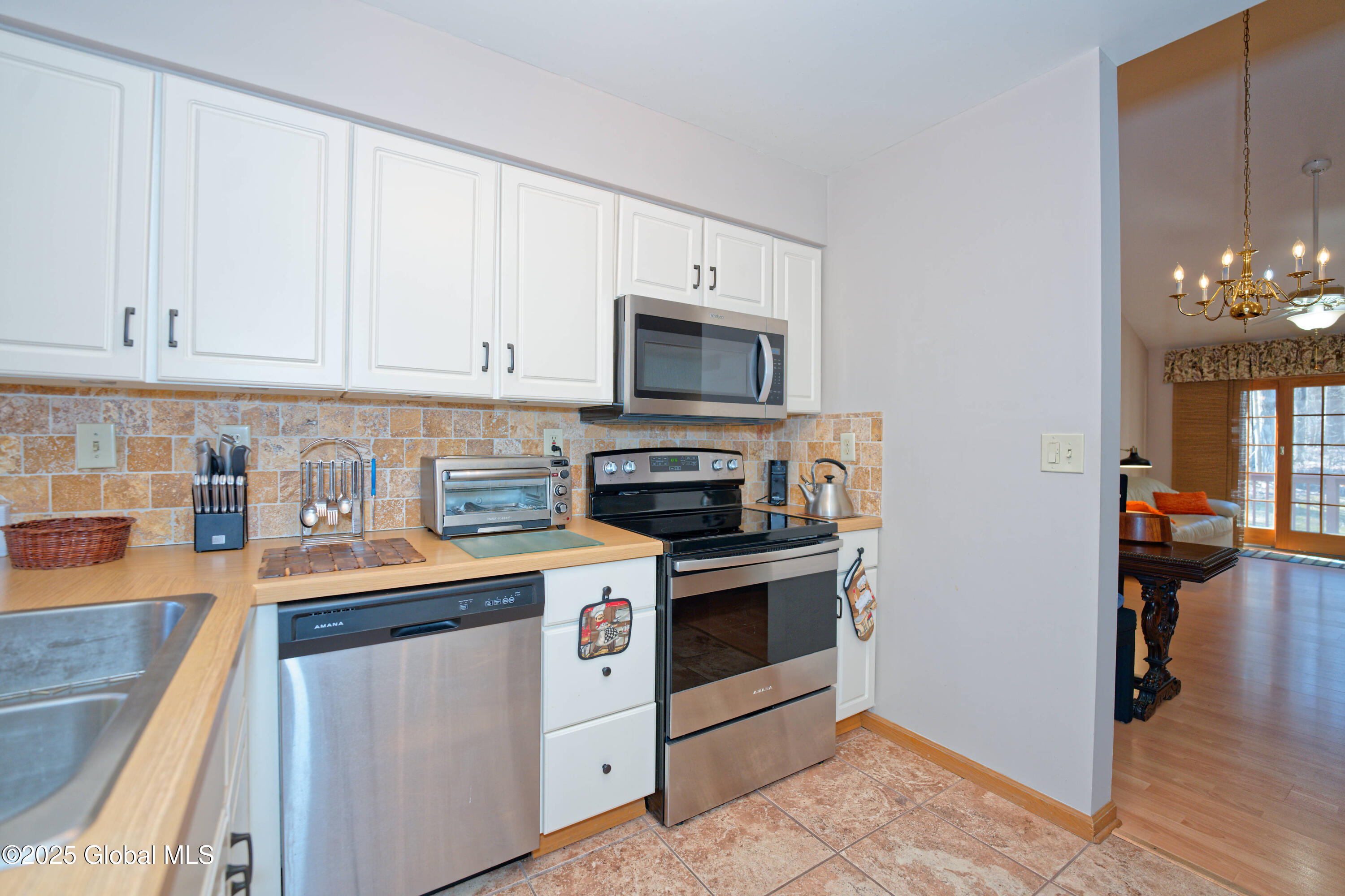 82 Killarney Drive Niskayuna, NY 12309 - Photo 14 of 37 4 Kitchen 4
