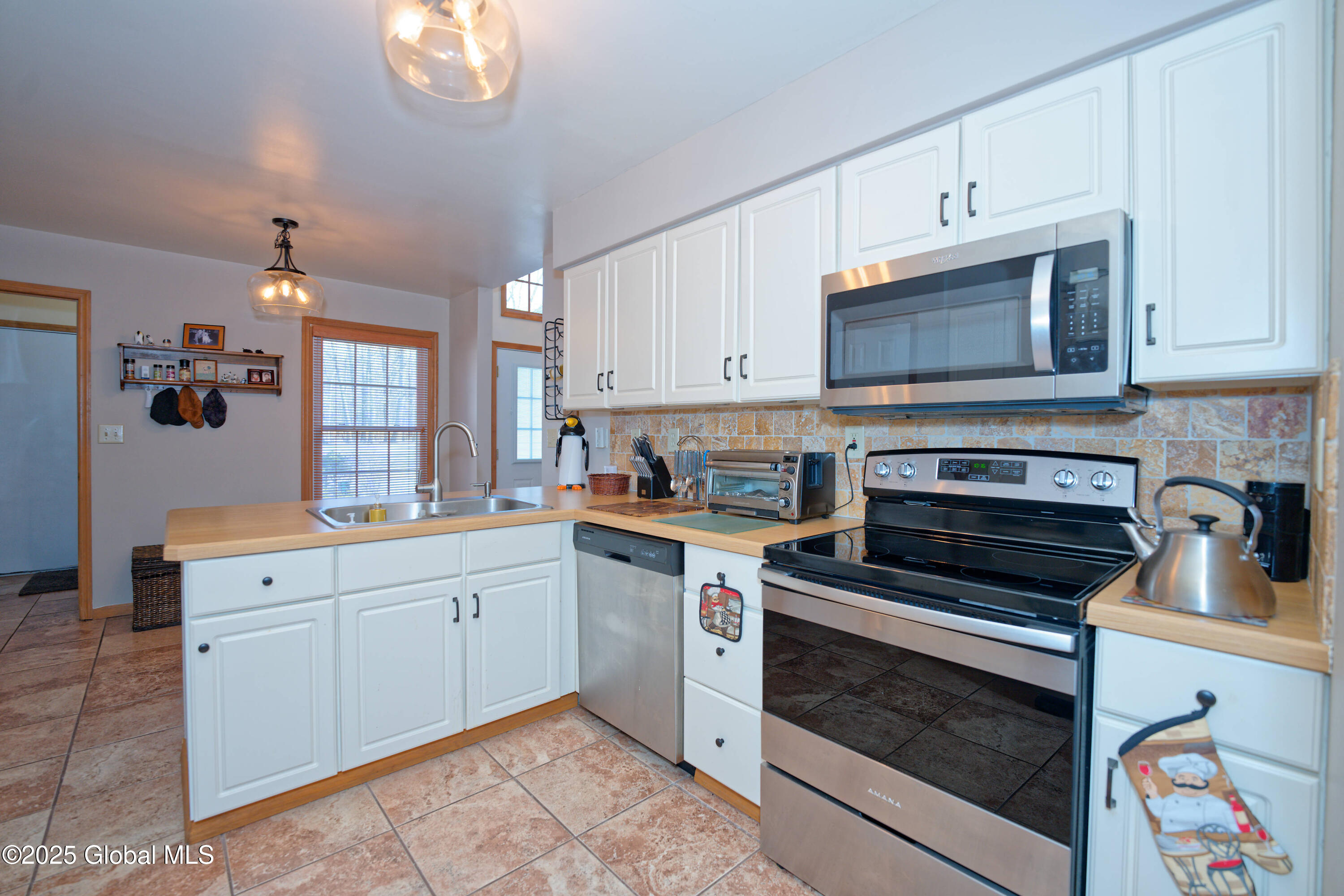 82 Killarney Drive Niskayuna, NY 12309 - Photo 15 of 37 4 Kitchen 5