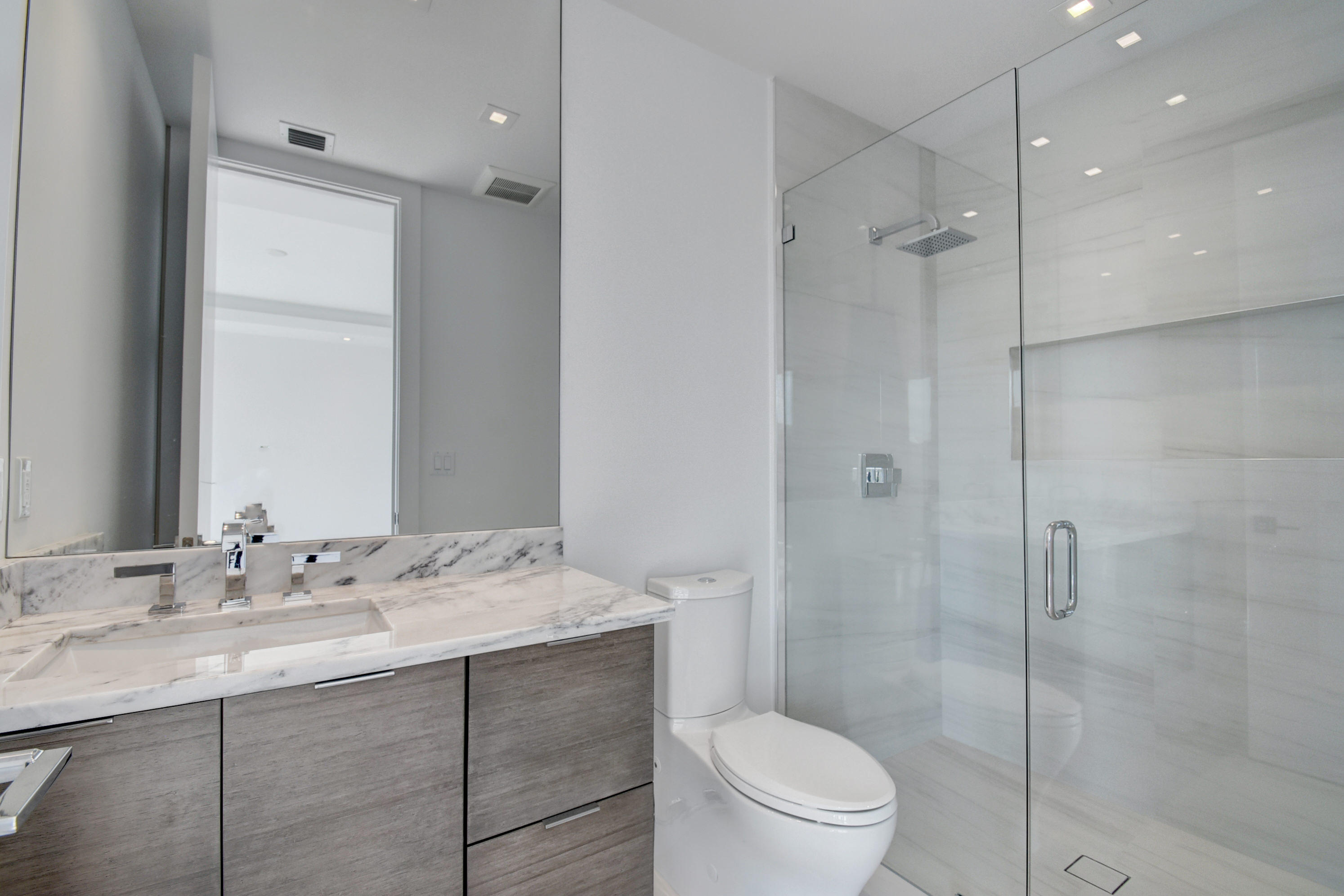 530 Northeast Wavecrest Way, Unit SOUTH Boca Raton, FL 33432 - Photo 17 of 26 Guest Bath 1