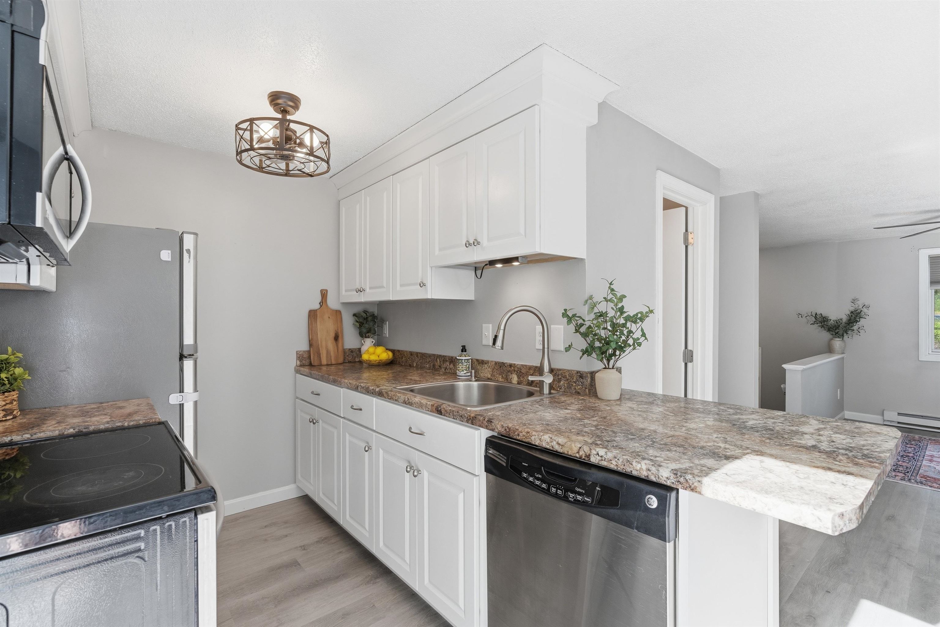 897 Mammoth Road, Unit 8 Manchester, NH 03104 - Photo 11 of 48