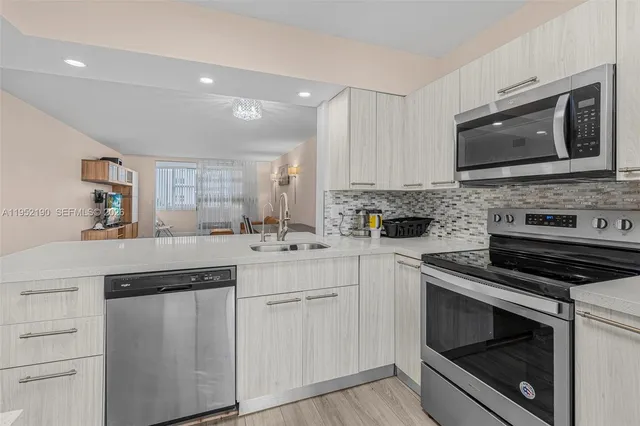 $195,000 | 609 Northeast 14th Avenue, Unit 603, Hallandale Beach, FL 33009