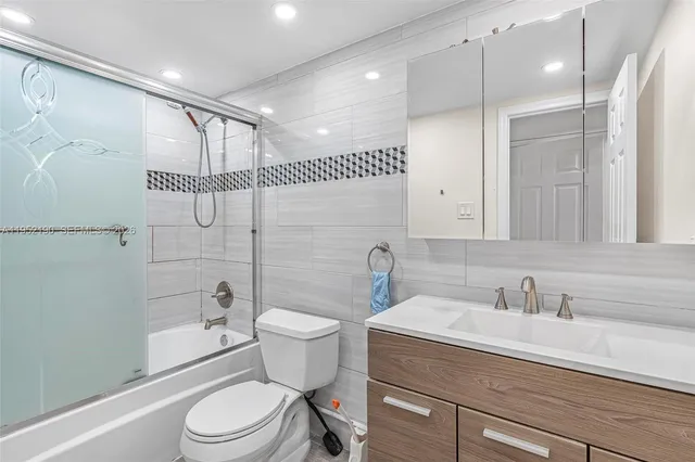 $195,000 | 609 Northeast 14th Avenue, Unit 603, Hallandale Beach, FL 33009