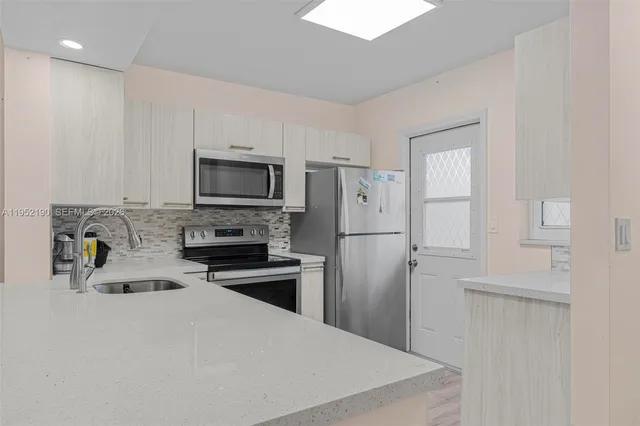 $195,000 | 609 Northeast 14th Avenue, Unit 603, Hallandale Beach, FL 33009