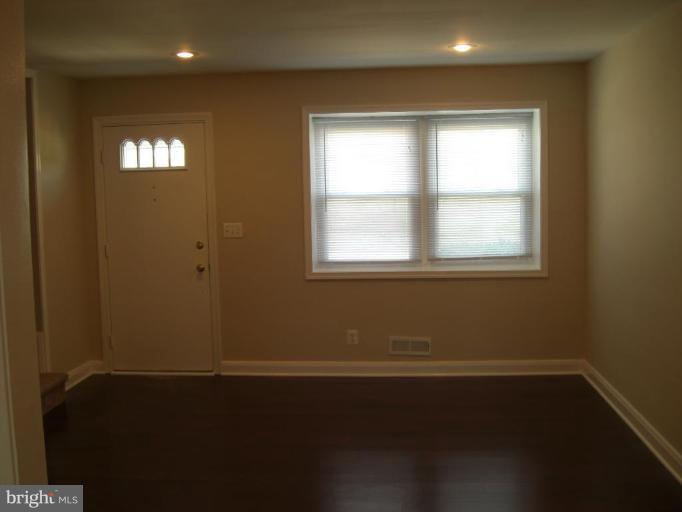 1235 Gleneagle Road Baltimore, MD 21239 - Photo 9 of 22 Living Room