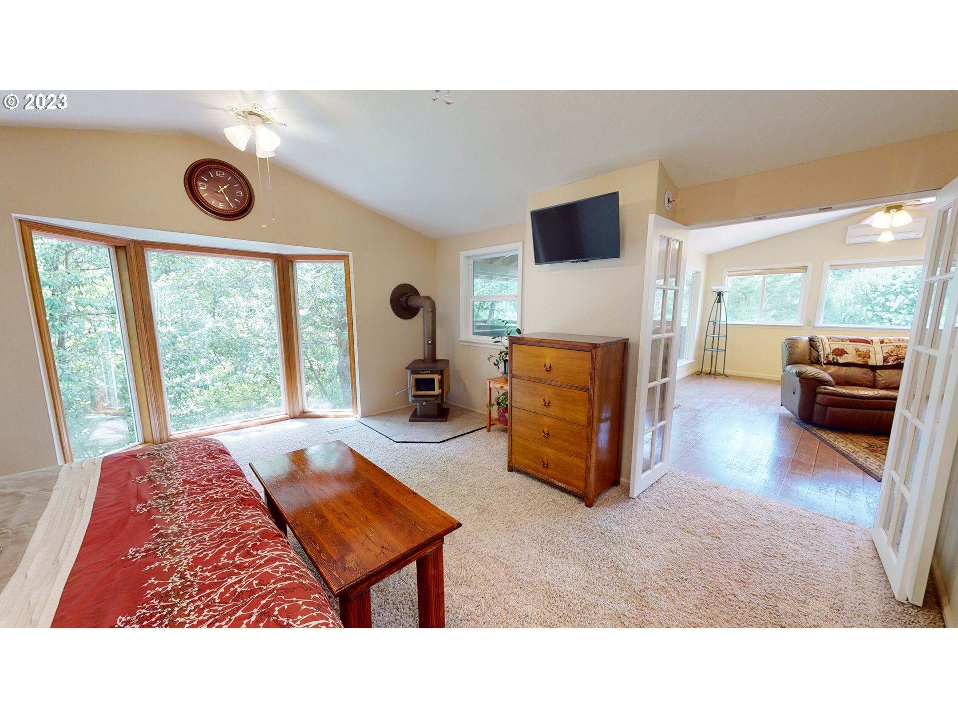 13141 Driver Valley Road Oakland, OR 97462 - Photo 28 of 48 a living room with furniture and a flat screen tv