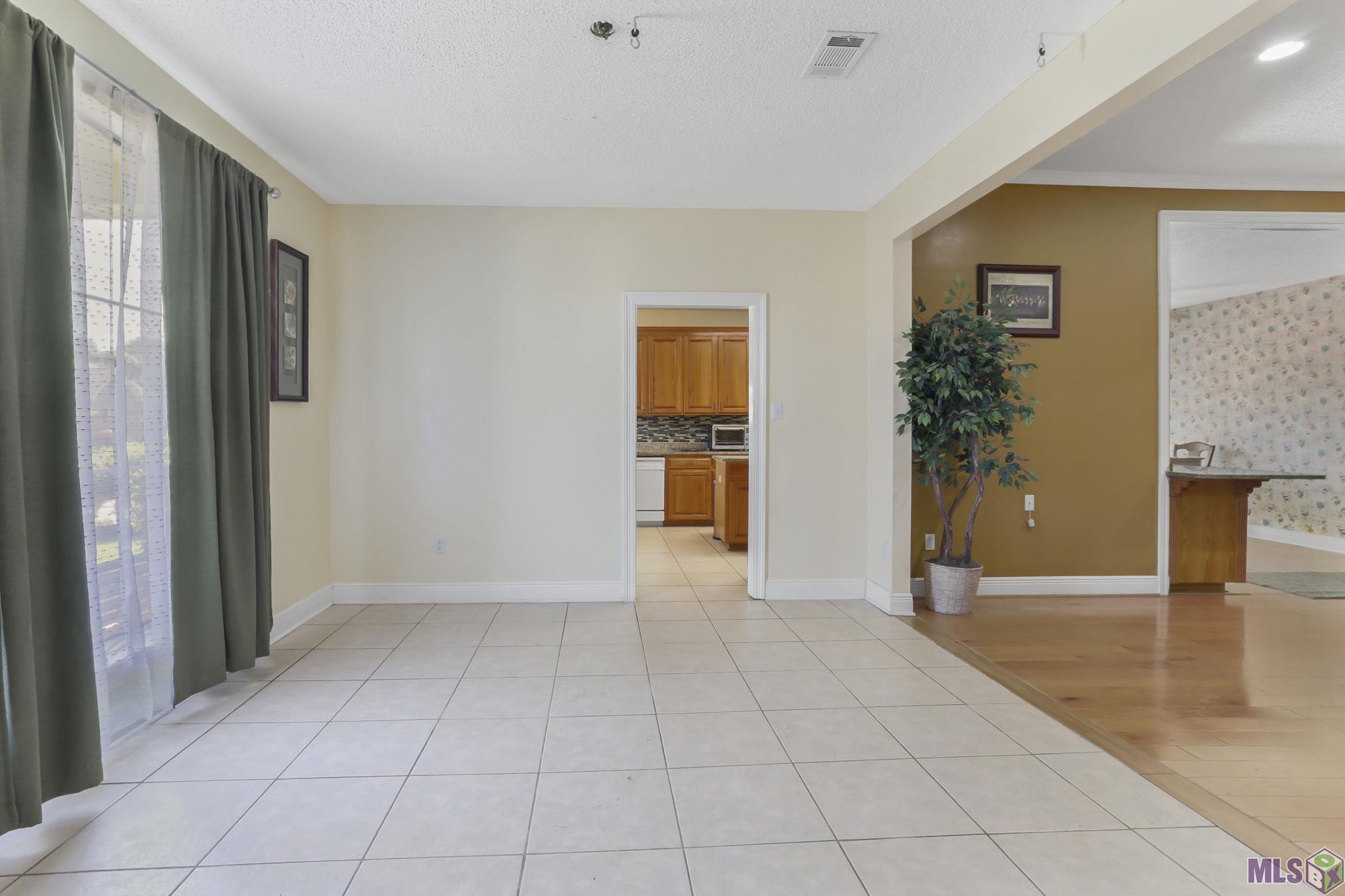 9916 Blakemore Avenue Baton Rouge, LA 70810 - Photo 8 of 16 Formal diningroom needs new ceiling fixture.