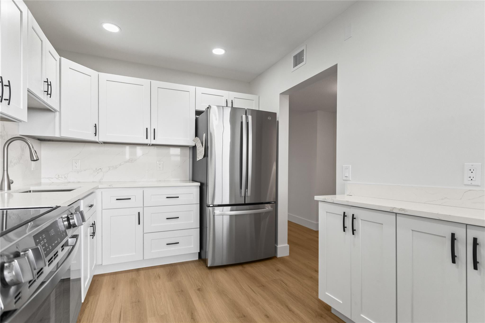 3000 South Course Drive, Unit 607 Pompano Beach, FL 33069 - Photo 7 of 36 Kitchen