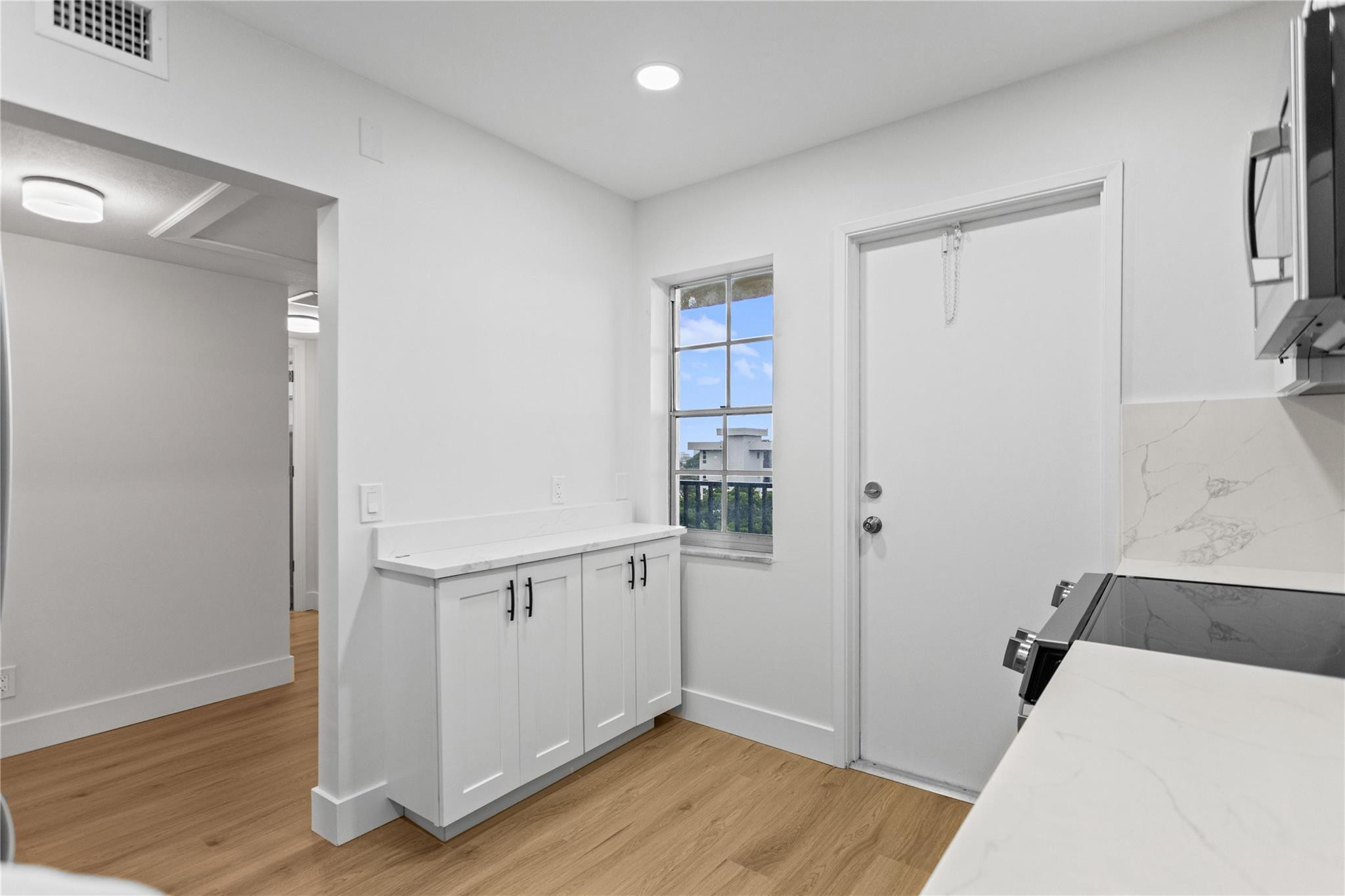 3000 South Course Drive, Unit 607 Pompano Beach, FL 33069 - Photo 9 of 36 Kitchen