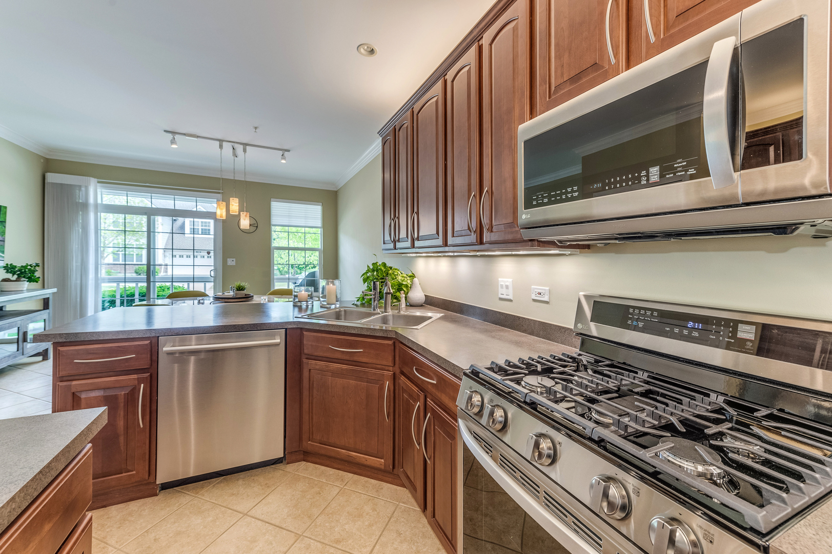 808 Linden Circle Hoffman Estates, IL 60169 - Photo 7 of 31