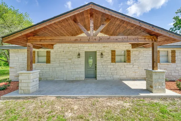 a view of a house with backyard