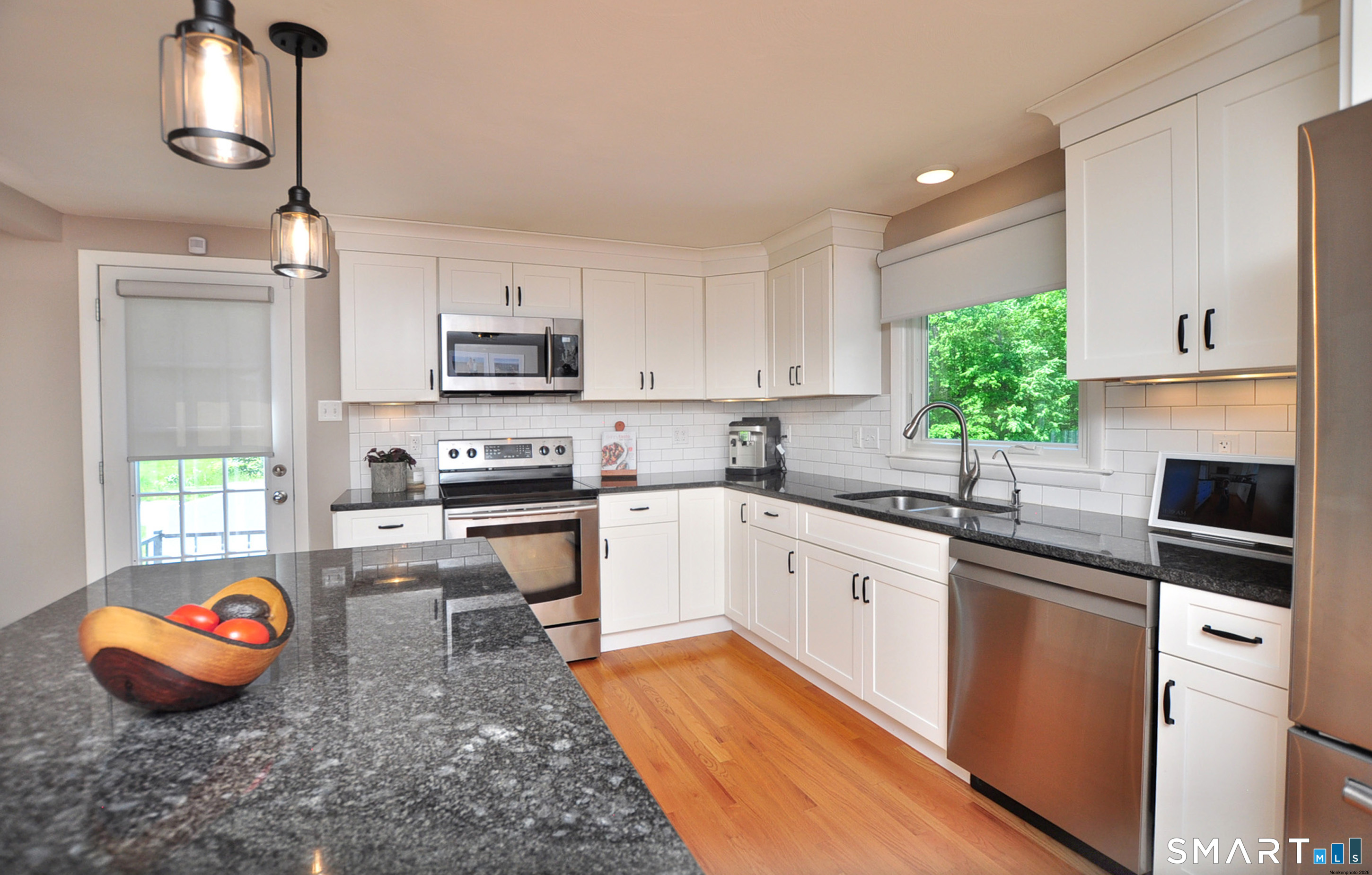 429 South Stone Street Suffield, CT 06093 - Photo 8 of 39