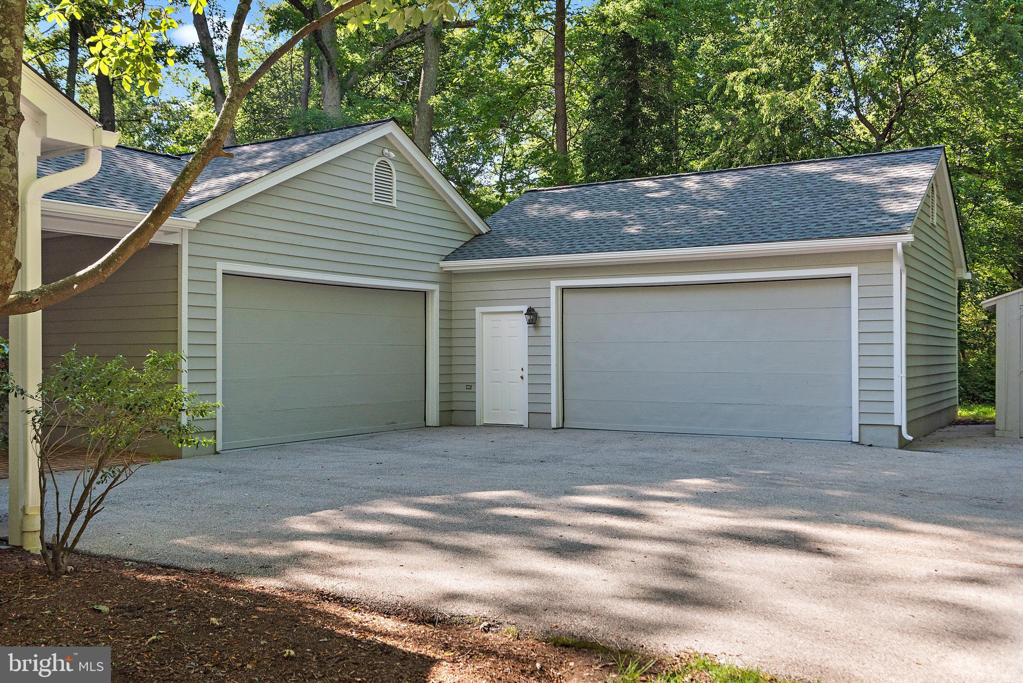 Garage parking for 4 cars