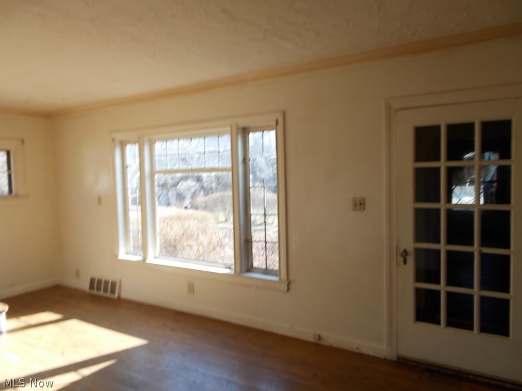 1200 Pomona Road Cleveland, OH 44121 - Photo 2 of 14