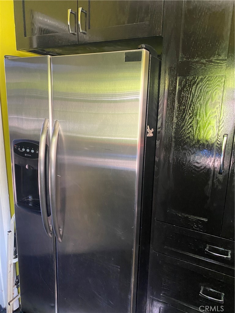 2737 West Caldwell Street Compton, CA 90220 - Photo 11 of 12 a bathroom with a mirror
