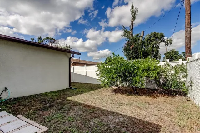 a view of a backyard