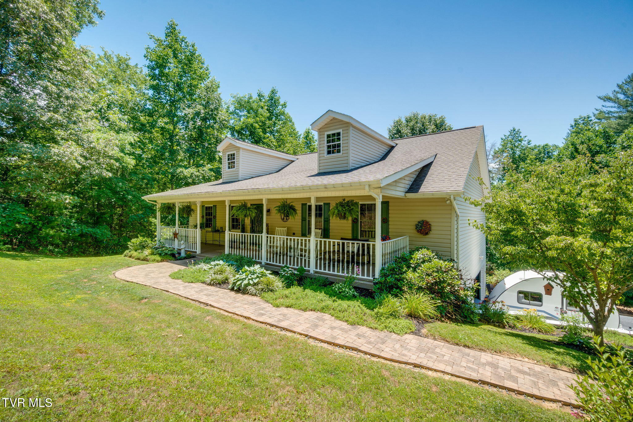 109 Cherokee Circle Erwin, TN 37650 - Photo 2 of 35 002