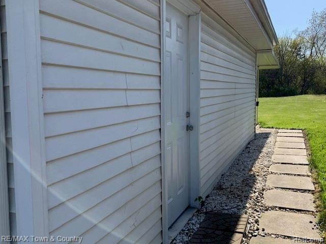 4424 South Center Road Burton, MI 48519 - Photo 9 of 47 Side of garage