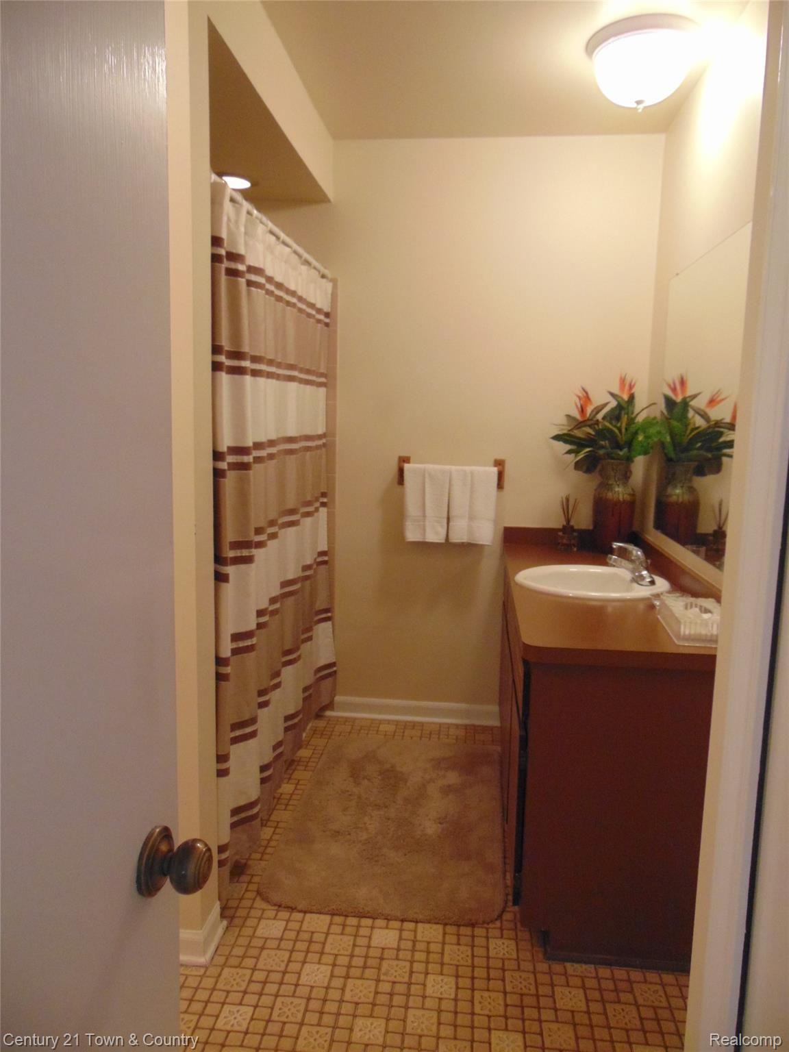 9555 Ridge Top Trail Clarkston, MI 48348 - Photo 16 of 49 Main Bathroom can be accessed from the Master Bedroom...