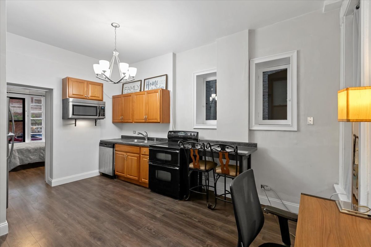 14 West Chestnut Street, Unit 1F Chicago, IL 60610 - Photo 4 of 10